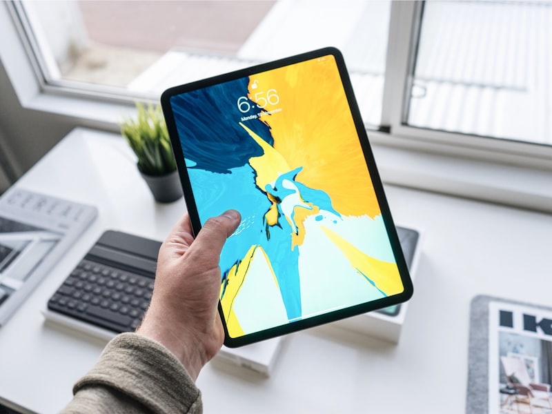 斗球App在iPad Pro横屏模式下的使用场景 - 显示分屏赛事直播和数据统计